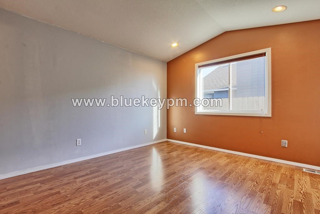 3 Bed, 2 Bath Home in Orchards with Fenced Backyard and Covered Patio in VANCOUVER, WA 98682