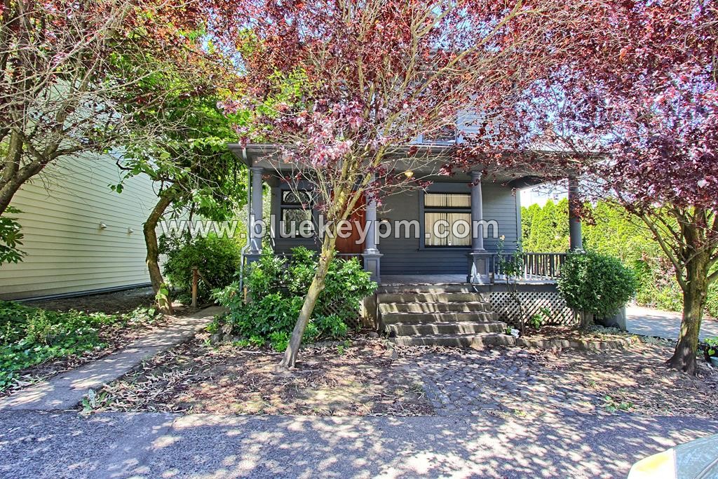 REDUCED 100 ! 2 Bed, 1 Bath Newly Remodeled Unit Near OHSU and