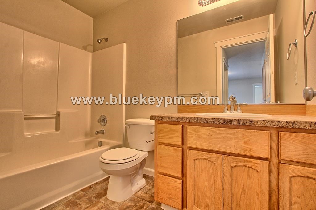 3 Bed, 2.5 Bath Pet Friendly Home in Salmon Creek in VANCOUVER, WA 98685