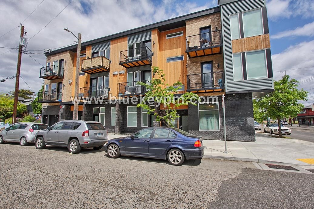 1 Bed, 1 Bath Apartment Near PCC Cascade/ U of Portland and Max Yellow