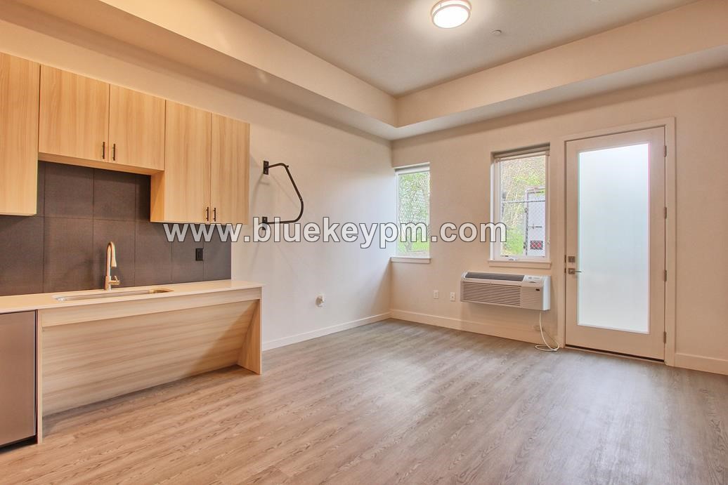 1 Bed, 1 Bath Apartment Near PCC Cascade/ U of Portland and Max Yellow