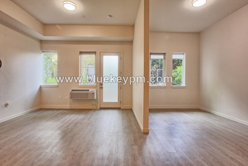 1 Bed, 1 Bath Apartment Near PCC Cascade/ U of Portland and Max Yellow