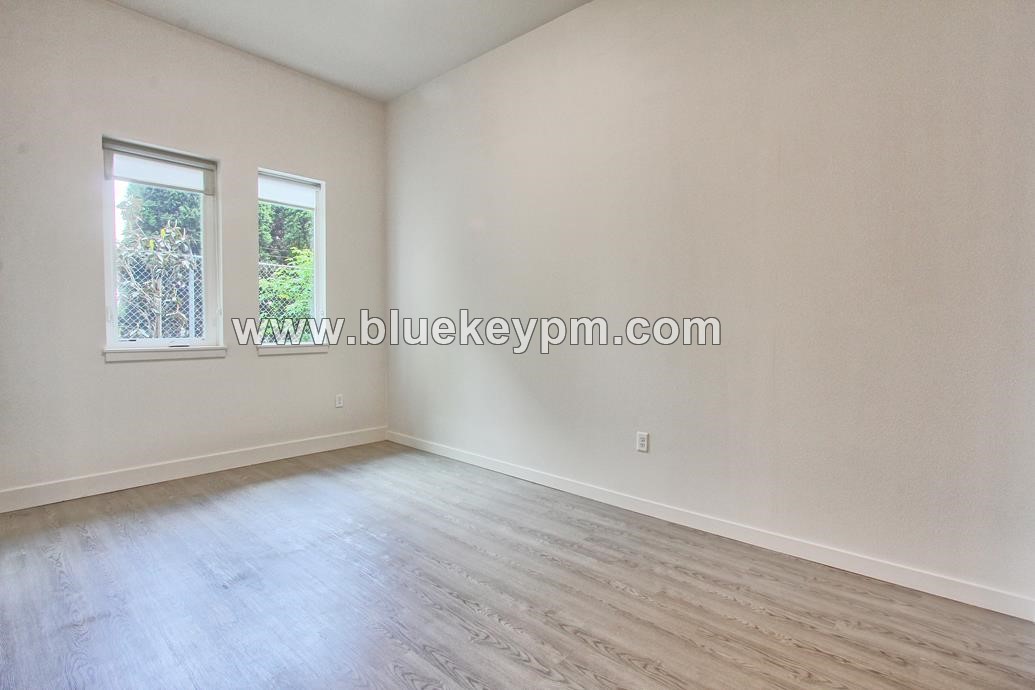 1 Bed, 1 Bath Apartment Near PCC Cascade/ U of Portland and Max Yellow