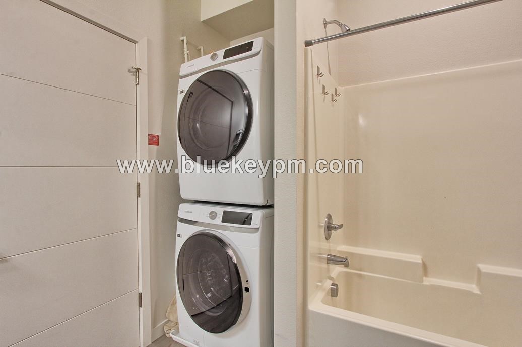 1 Bed, 1 Bath Apartment Near PCC Cascade/ U of Portland and Max Yellow