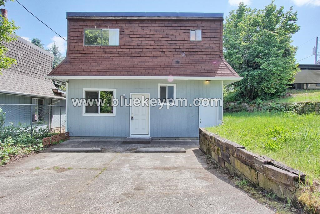 New Remodel! 1 Bed, 1 Bath Duplex Unit in Parkrose in PORTLAND, OR 97220