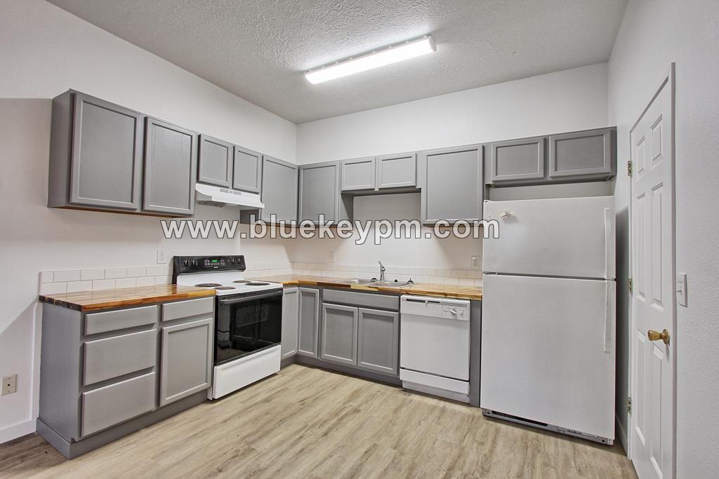 New Remodel! 1 Bed, 1 Bath Duplex Unit in Parkrose in PORTLAND, OR 97220