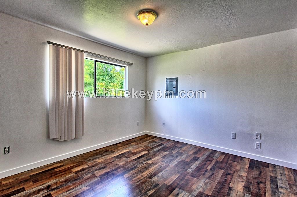 Upper Floor 1 Bed, 1 Bath Duplex Unit for 1250 in Parkrose in PORTLAND