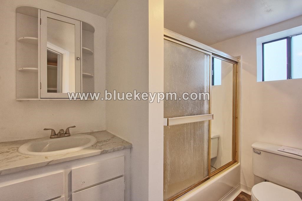 Upper Floor 1 Bed, 1 Bath Duplex Unit for 1250 in Parkrose in PORTLAND