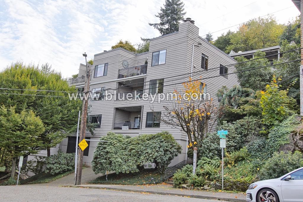 2 Bed, 2 Bath Condo With Rooftop Patio and Hot Tub Near PSU and OHSU in