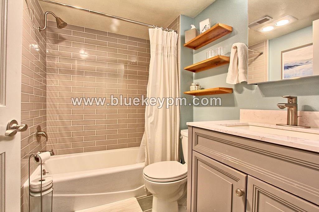 2 Bed, 2 Bath Condo With Rooftop Patio and Hot Tub Near PSU and OHSU in