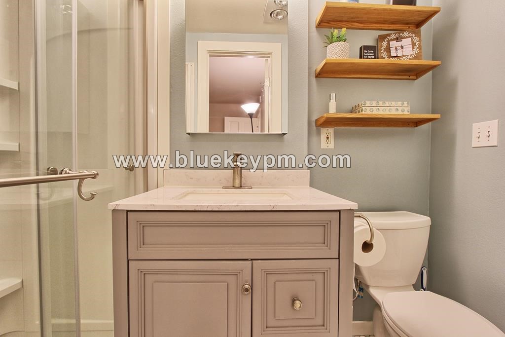 2 Bed, 2 Bath Condo With Rooftop Patio and Hot Tub Near PSU and OHSU in