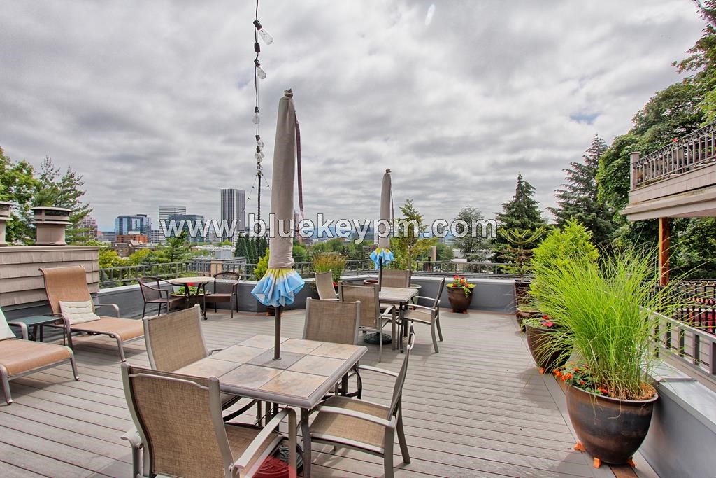 2 Bed, 2 Bath Condo With Rooftop Patio and Hot Tub Near PSU and OHSU in