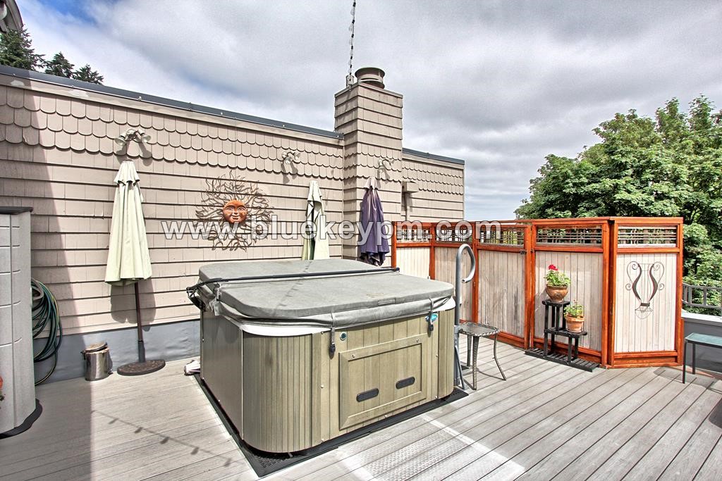 2 Bed, 2 Bath Condo With Rooftop Patio and Hot Tub Near PSU and OHSU in