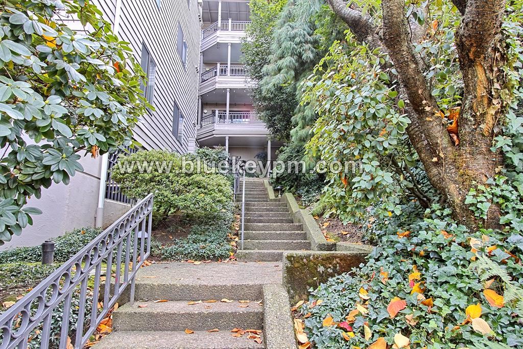 2 Bed, 2 Bath Condo With Rooftop Patio and Hot Tub Near PSU and OHSU in