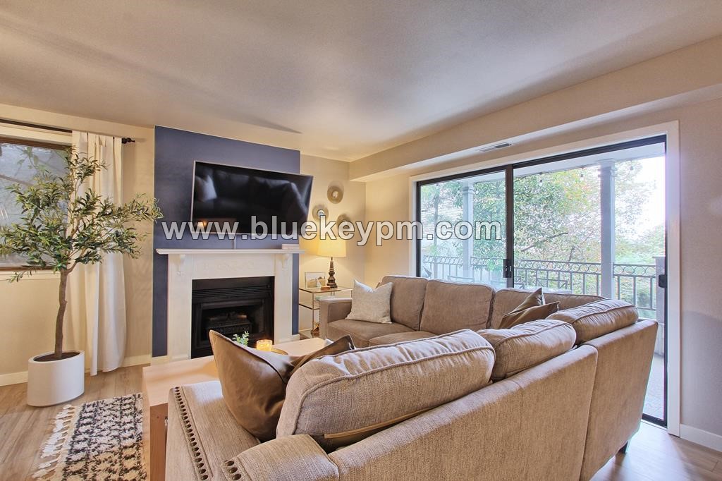 2 Bed, 2 Bath Condo With Rooftop Patio and Hot Tub Near PSU and OHSU in