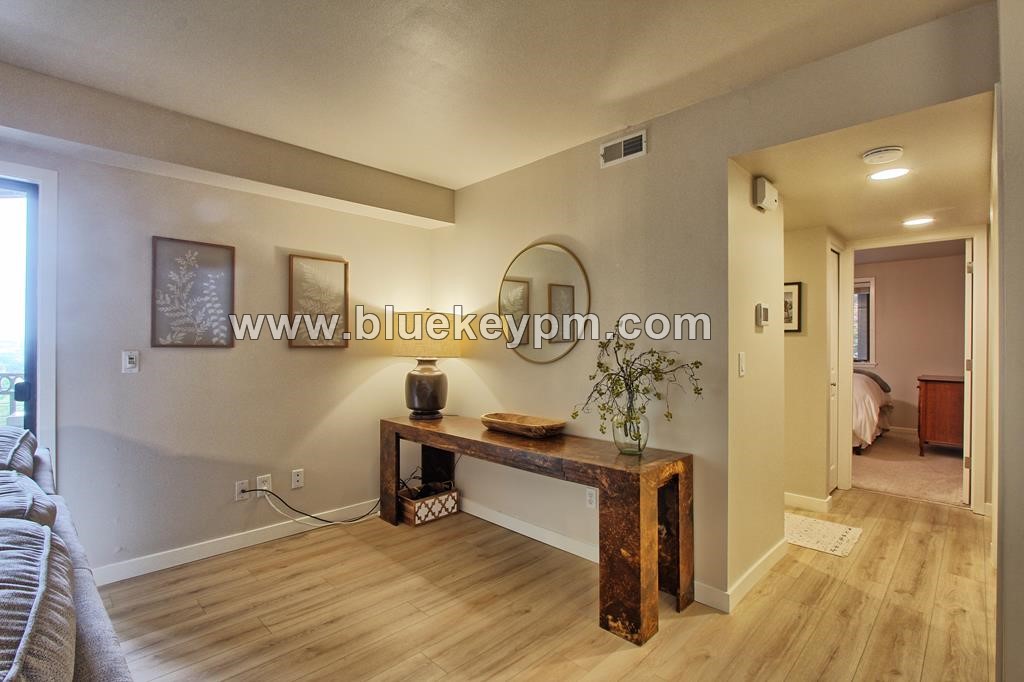 2 Bed, 2 Bath Condo With Rooftop Patio and Hot Tub Near PSU and OHSU in
