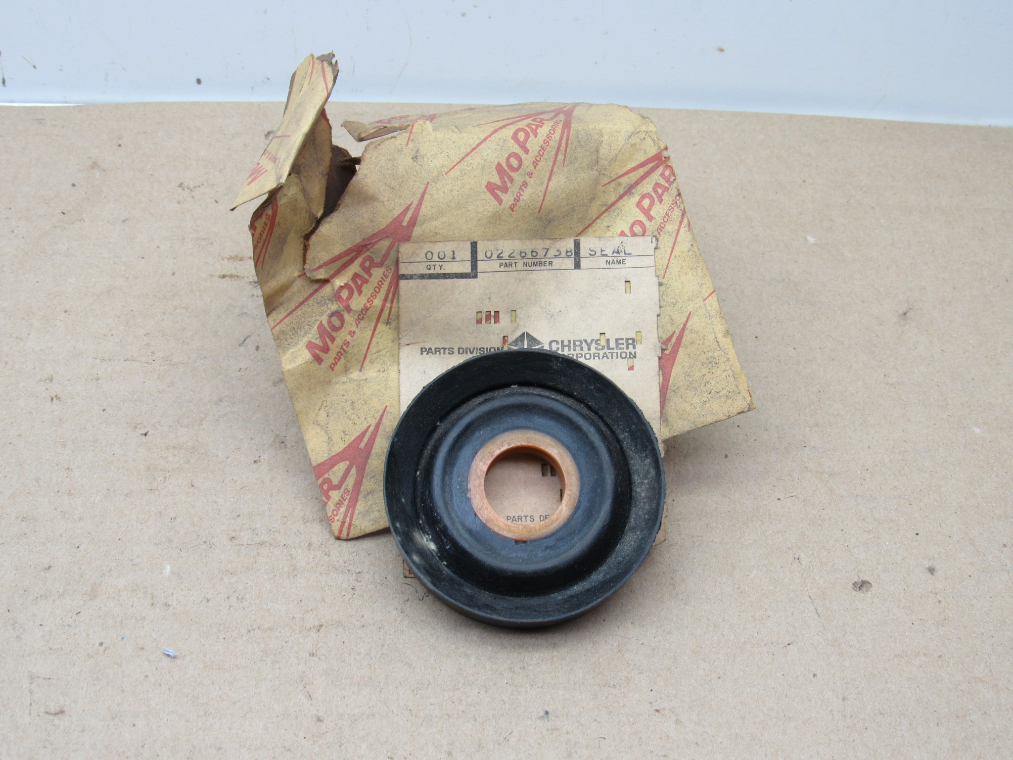 Steering Column Shaft Seal 2266738 A B Body 196266 NOS