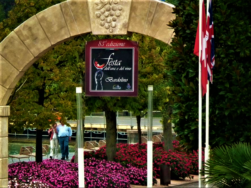 Das Weinfest in Bardolino wenn der Gardasee sich rosa färbt Blu