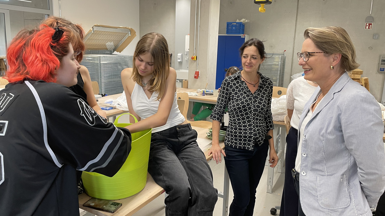 Junge Kunst im neuen Ateliergebäude Bildungsministerin Dr. Stefanie