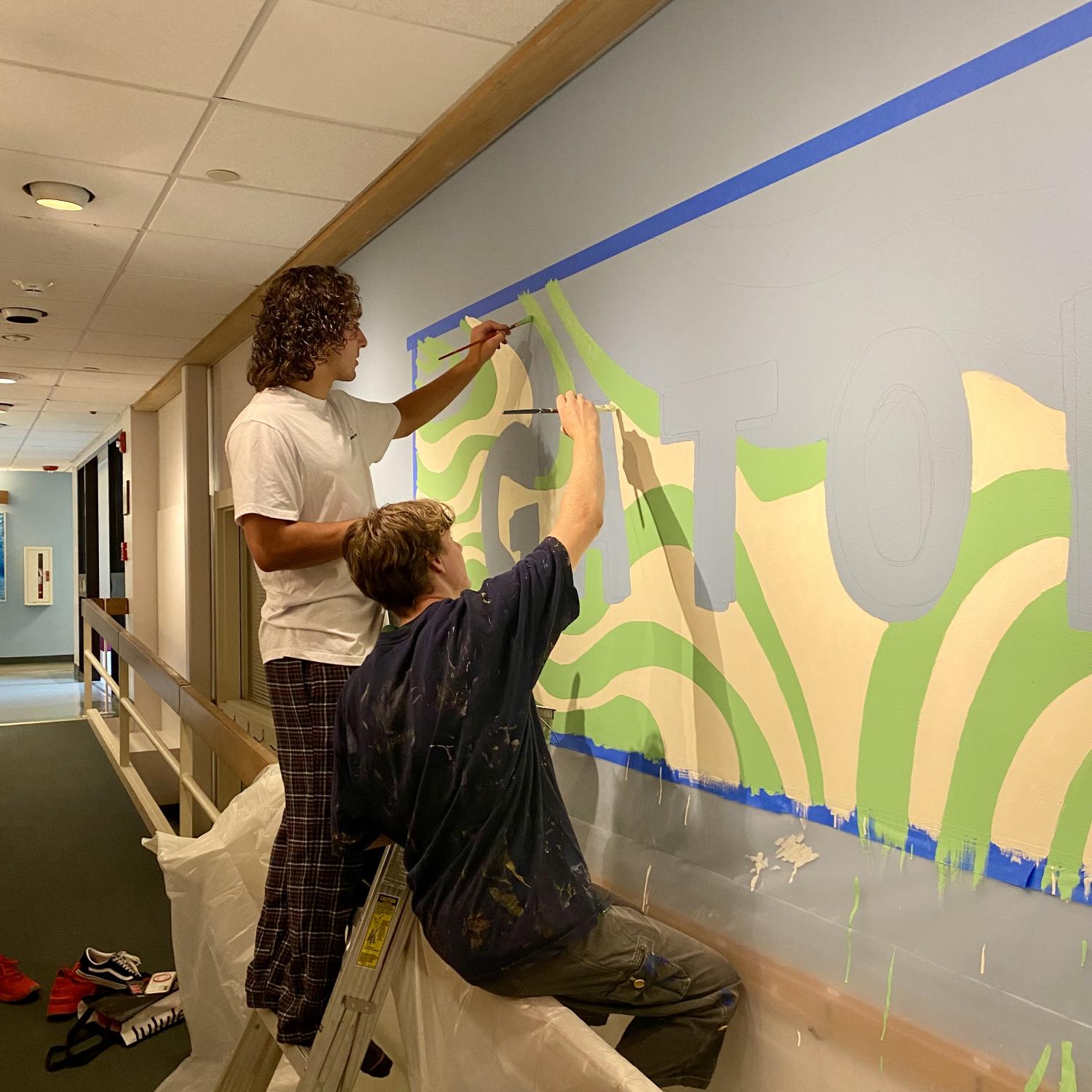 The Gator Leni HicksDutt ’23 Leads Community Mural Painting