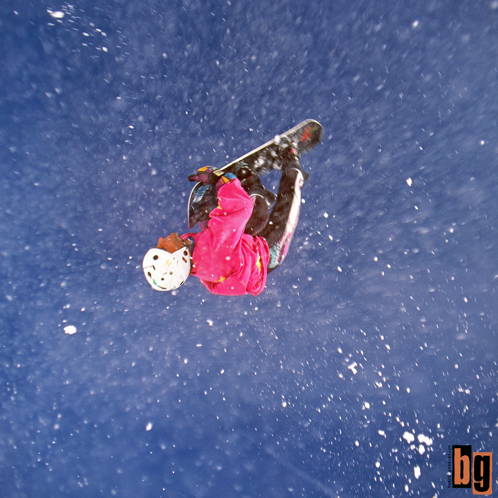 Snowboarder in der Luft grabbt das Board an der Nose.