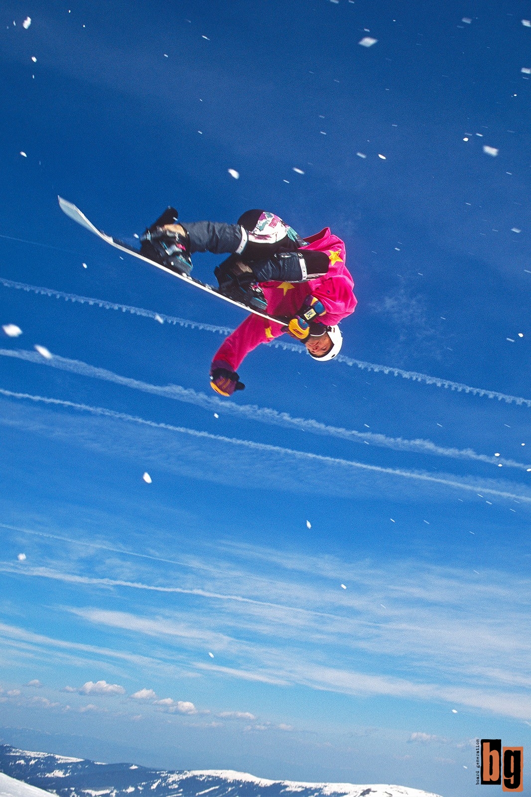 Snowboarder in der Luft grabbt das Board an der Nose.
