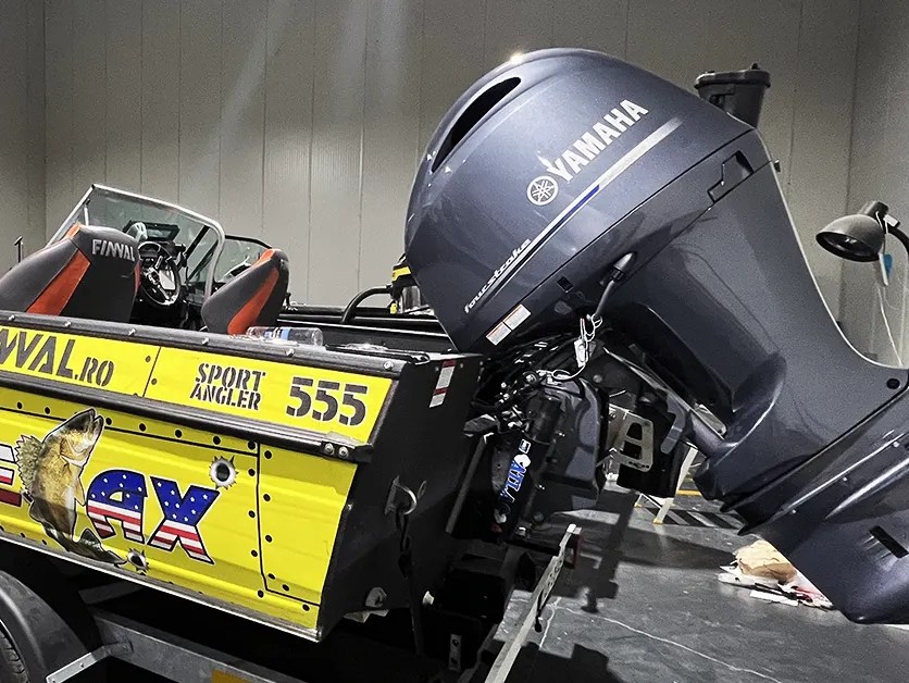 Outboard engine installation BoatsExpert