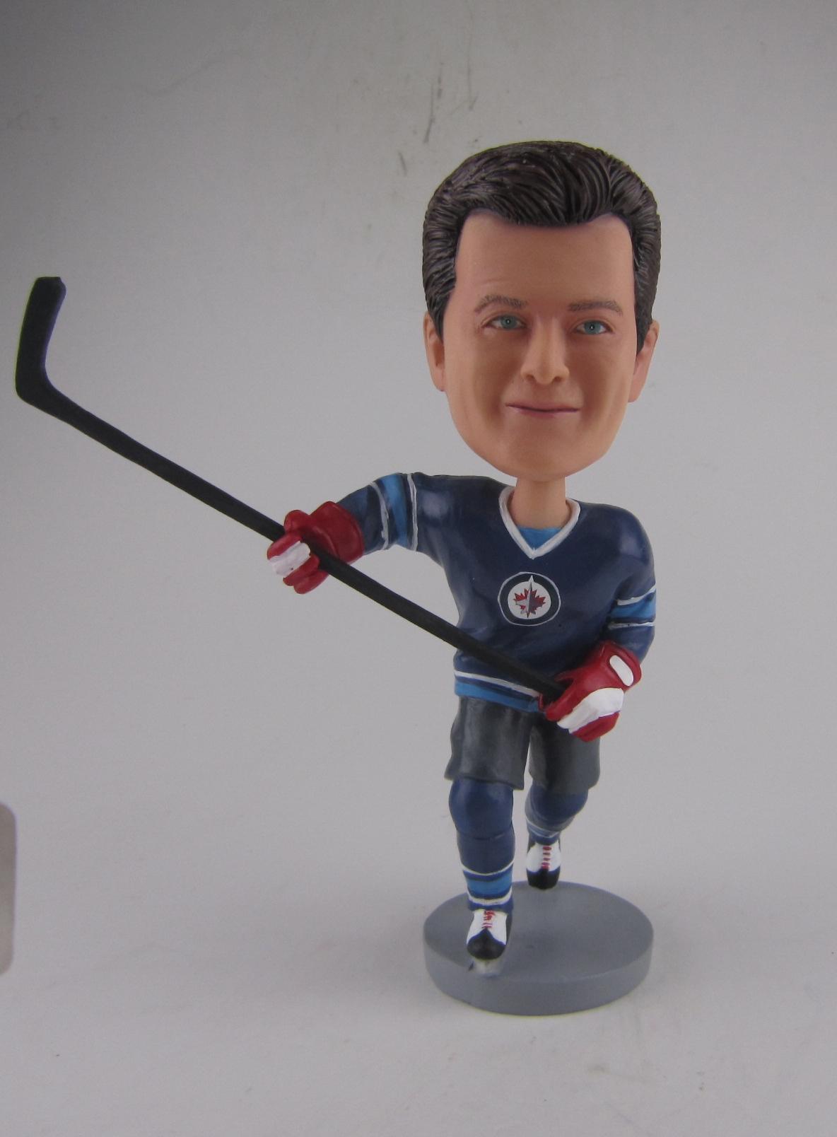 Male righthanded hockey player bobblehead skating forward 4958