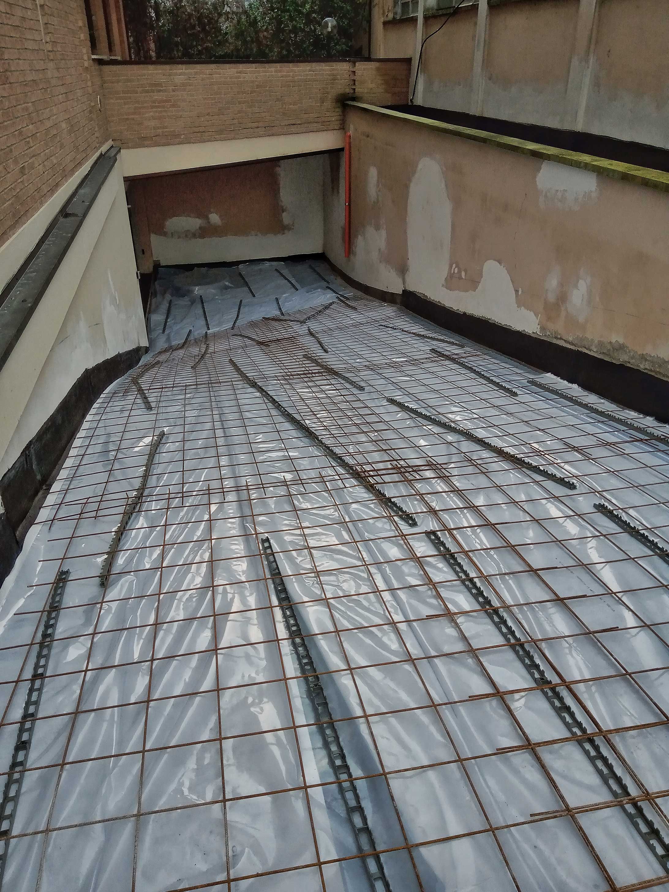 Rampa di accesso al garage presso condominio situato a Modena Bocchi