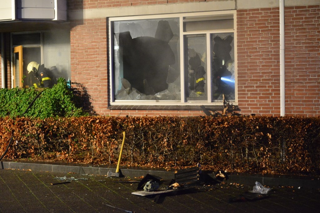 Brandweer slaat ramen kapot bij brand in woning Kloosterlaan