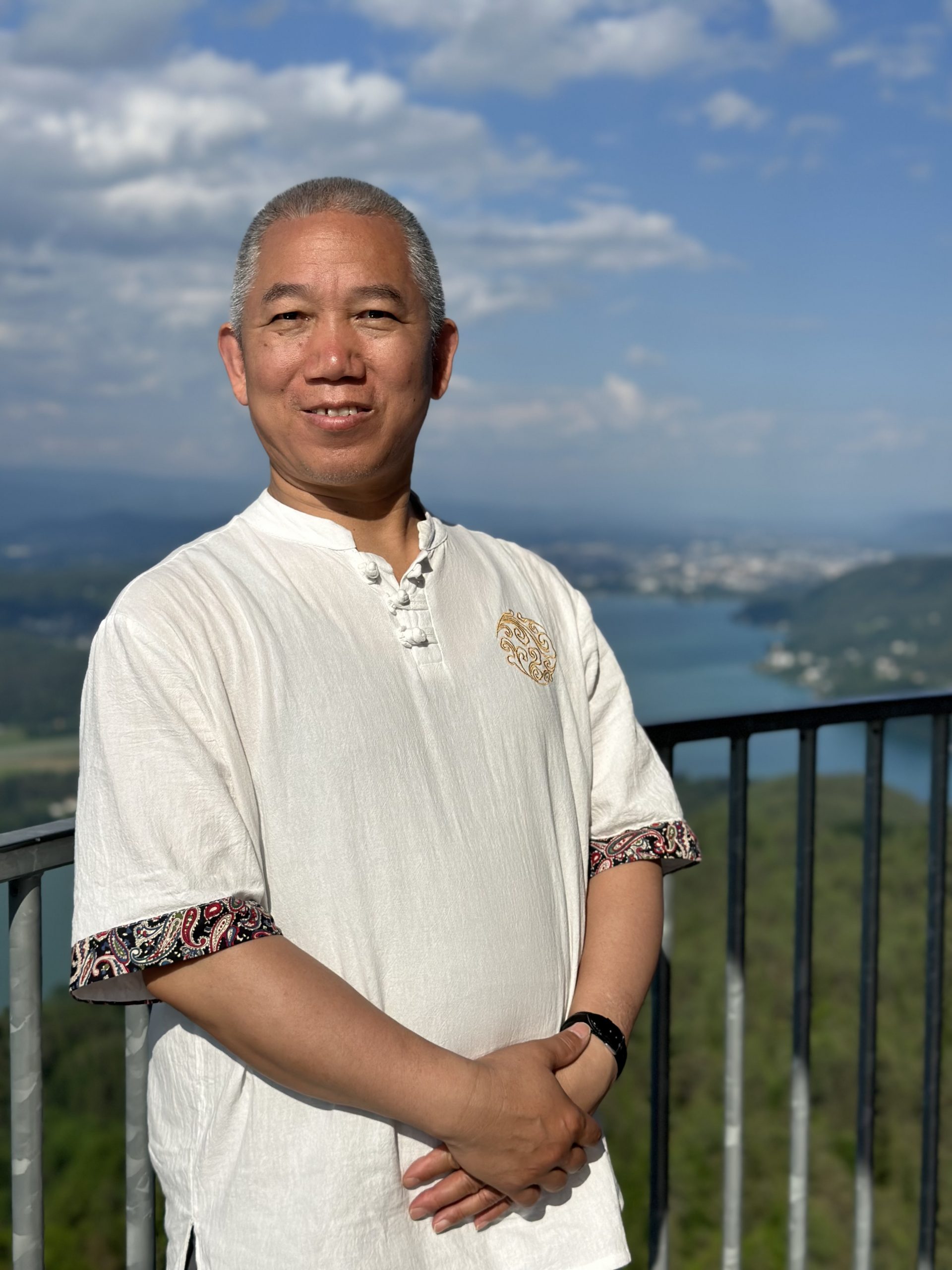 Ein Besonderer Lebensweg Master Yuantong Liu Body and Mind Factory