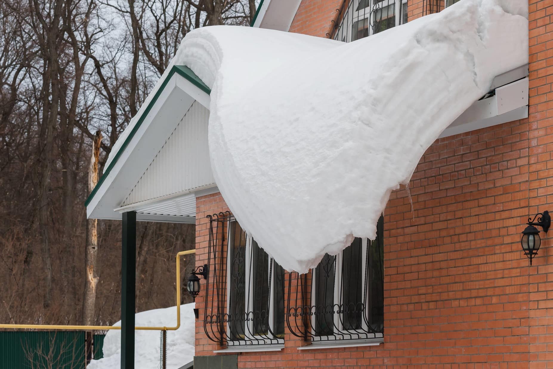 How to Remove Snow from the Roof Boggs Inspection Services