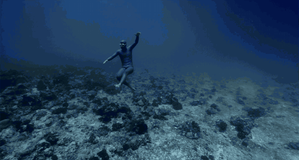 Ocean Gravity freediver Guillaume Nery "flies" underwater in swift