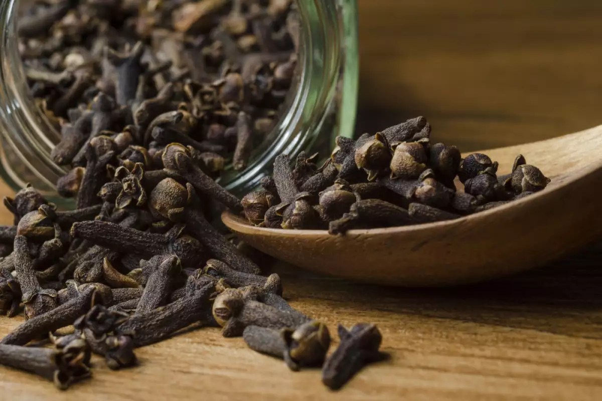 How to make clove tea and what is it good for?