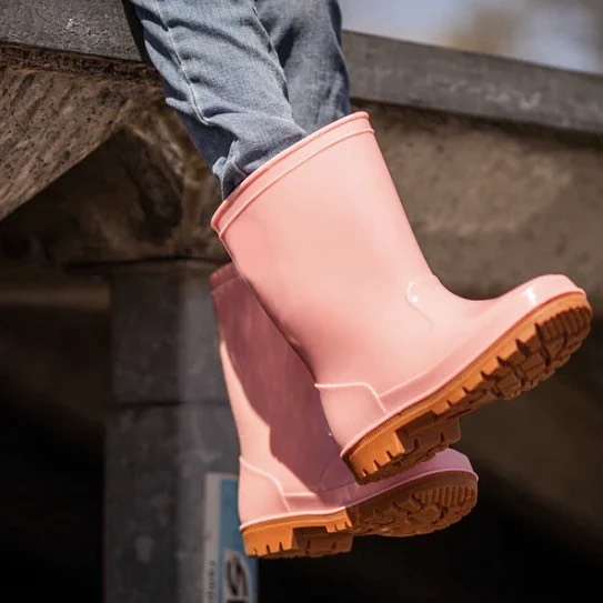 6 Ways To Stretch Rubber Boots For The Best Fit Boots Nerd