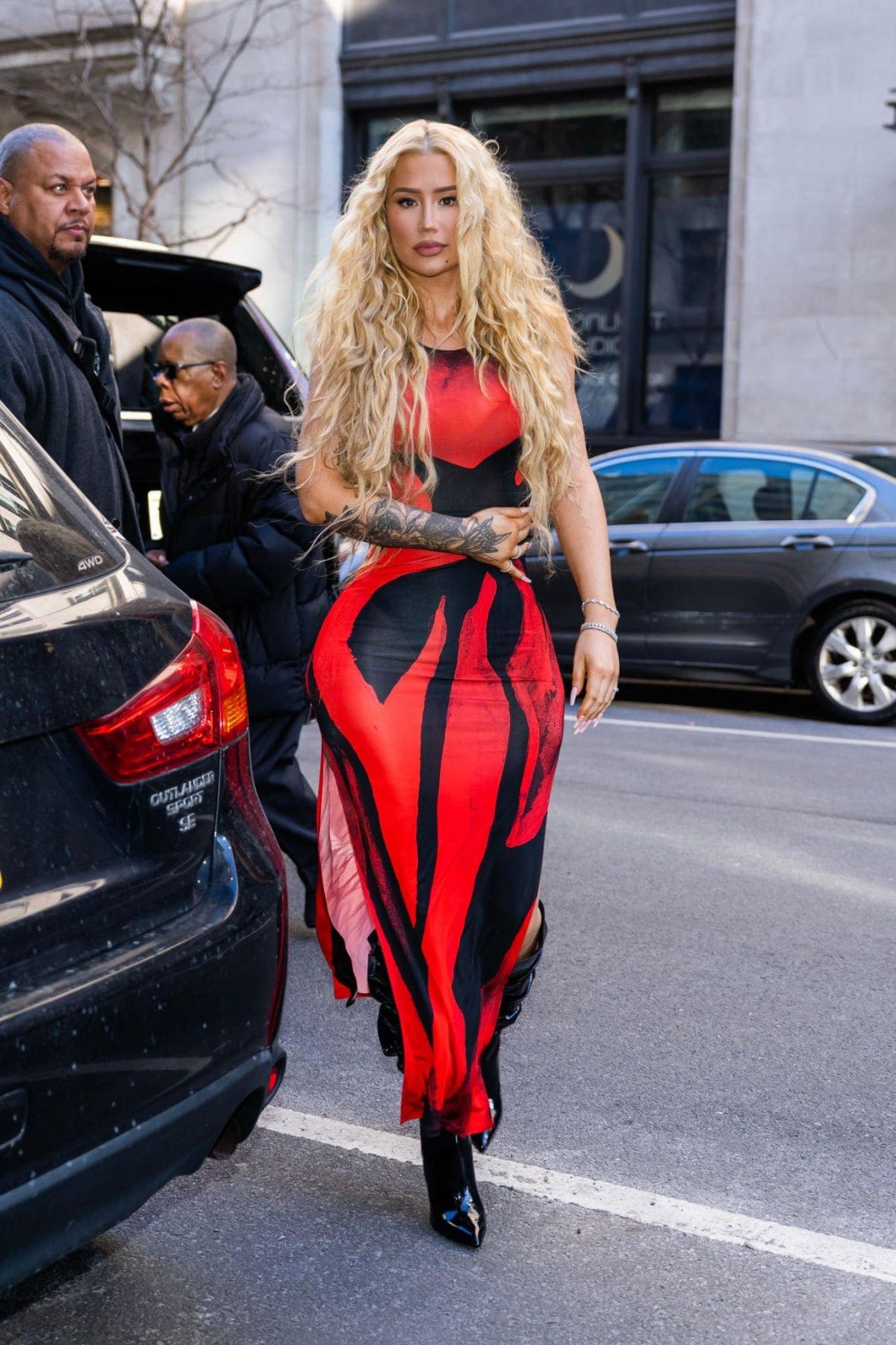 Iggy Azalea Shows Off Killer Curves In A Skintight Dress BootymotionTV