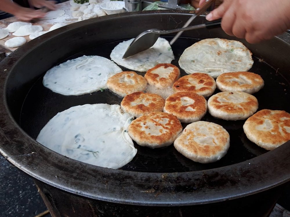 【台南 東區】隱藏在巷弄內的美食攤，讓人看得口水直流│崇誨國宅市場下課後美食