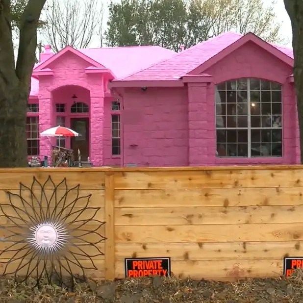 Texas man paints his entire house pink and his neighbors are not happy