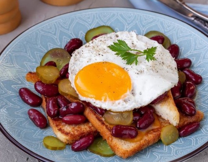 Toast with Cottage Cheese and Canned Peaches