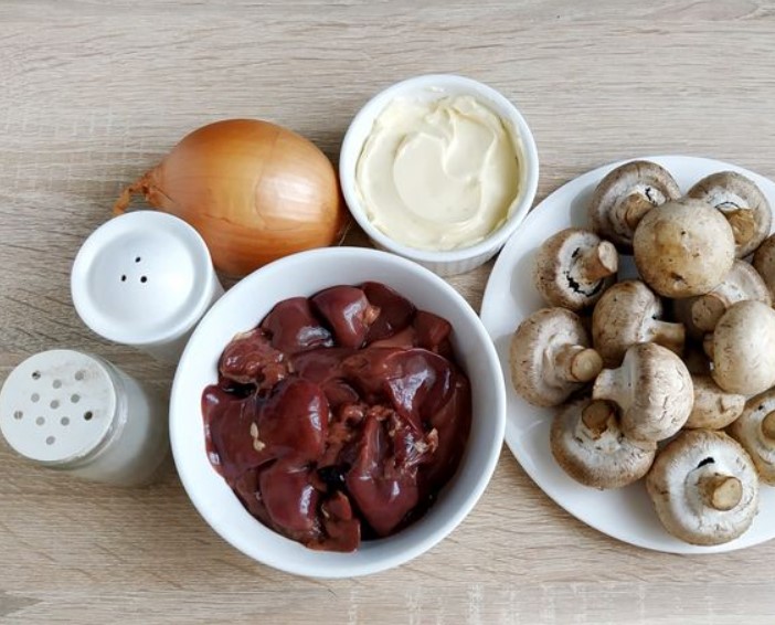 Chicken Liver Stewed with Mushrooms and Onions