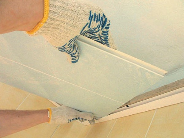 Как крепится последняя панель навесного потолка. Монтаж пластиковых ...