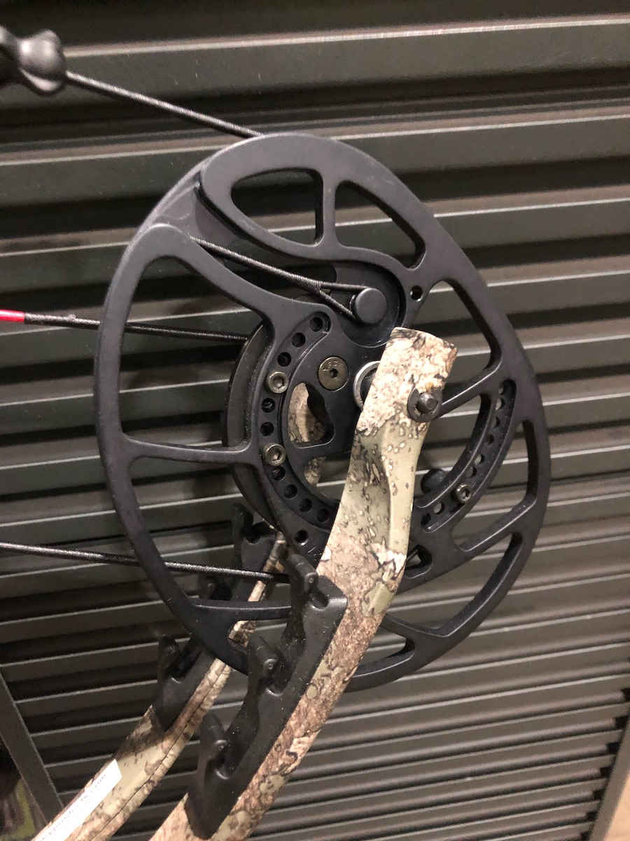 BlackOut Epic Compound Bow BEST Review [currentyear] BowAddicted