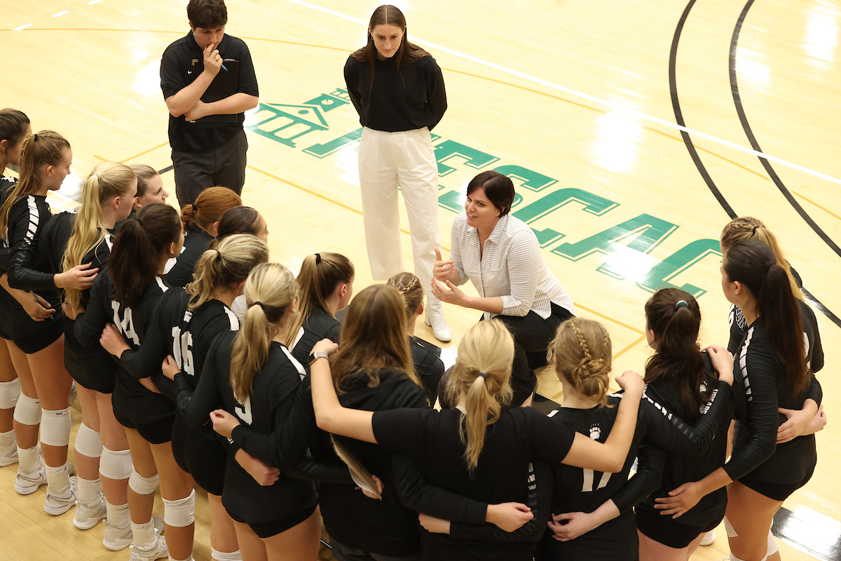Women’s volleyball defeats Colby in historic win to advance to NESCAC