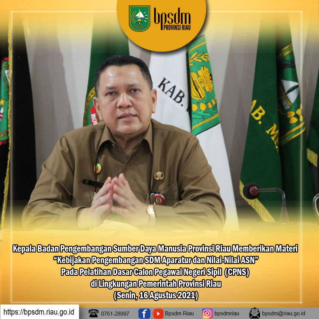 Kepala Badan Pengembangan Sumber Daya Manusia Provinsi Riau Memberikan