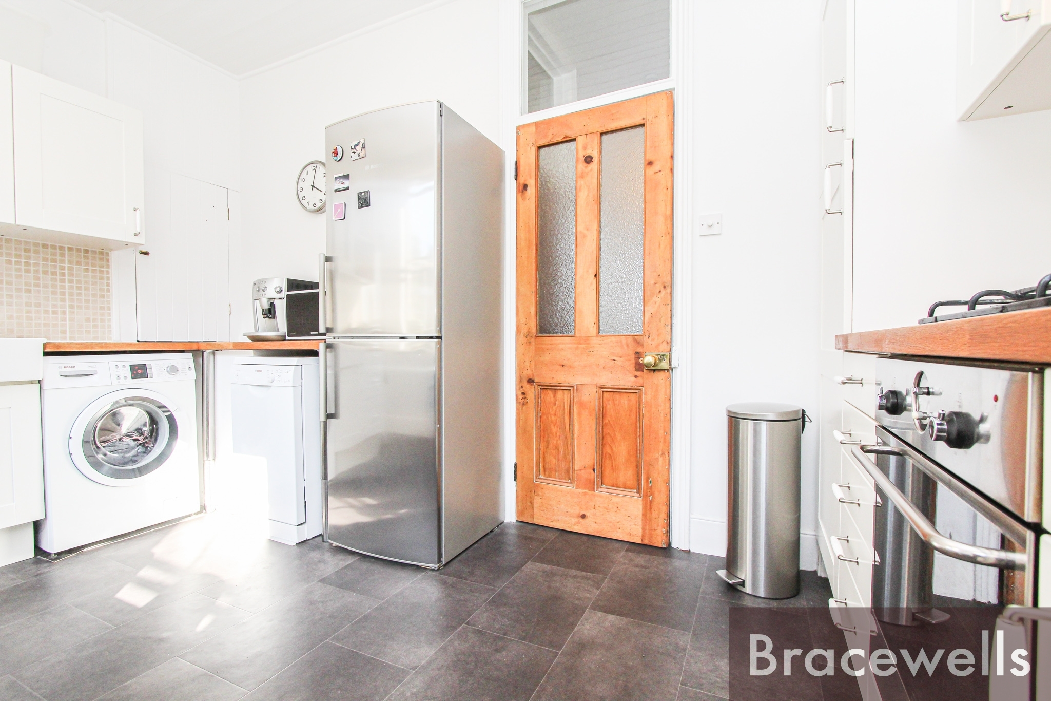 A Bright & Spacious 2 Bedroom First Floor Flat For Sale in Hornsey N8