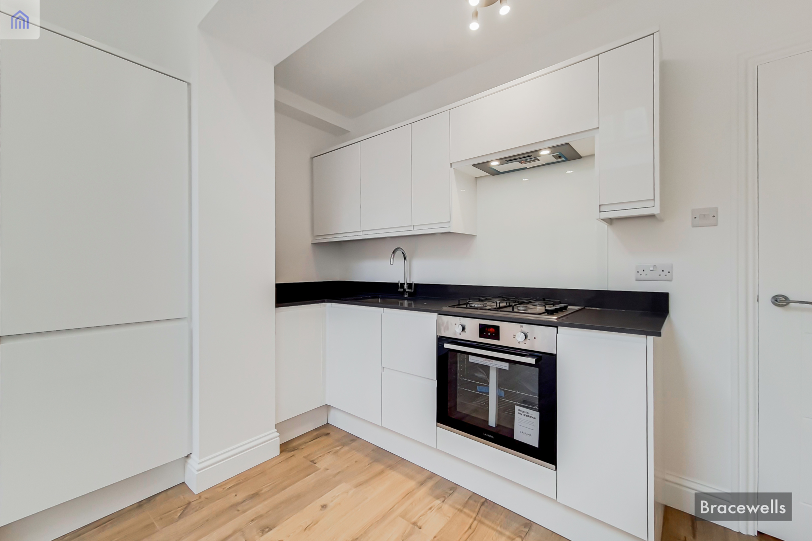 An Outstanding One Bedroom Ground Floor Flat with Patio GARDEN