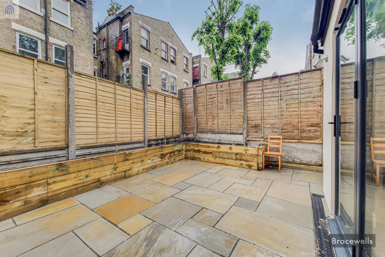 An Outstanding One Bedroom Ground Floor Flat with Patio GARDEN