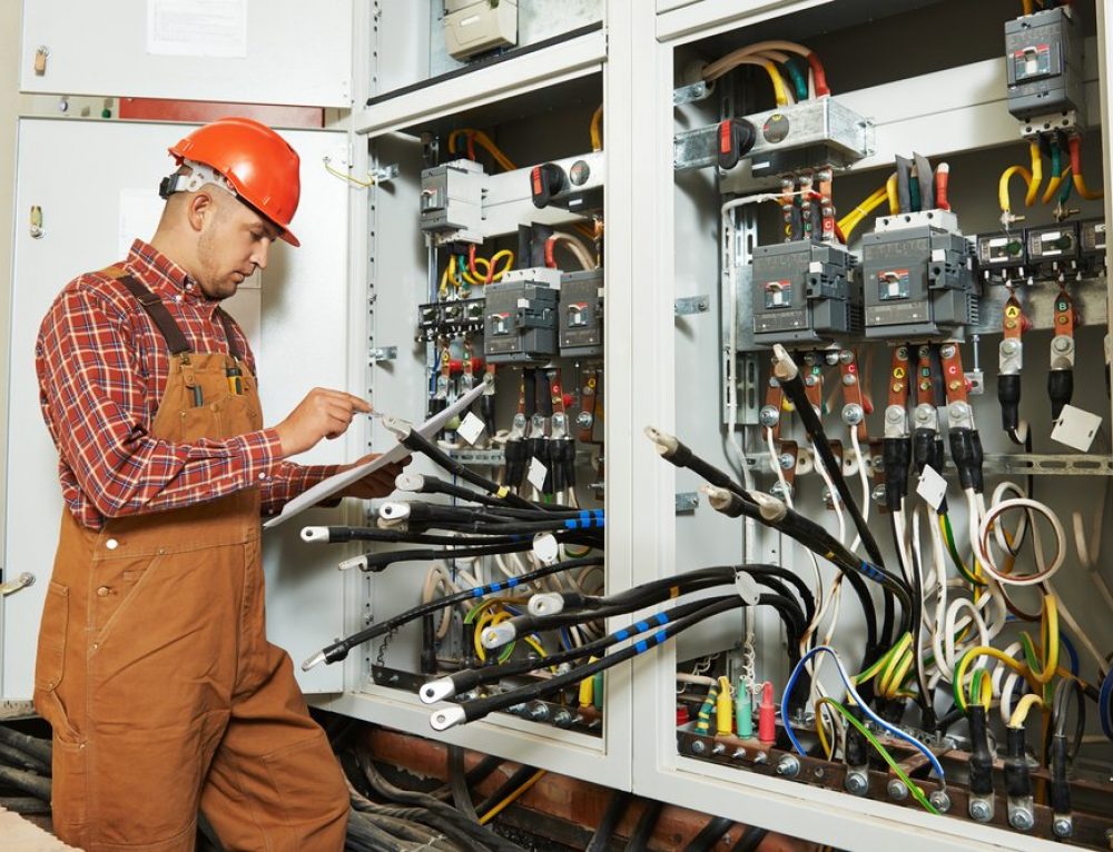 Differences Between Indoor & Outdoor Extension Cords Brase Electrical