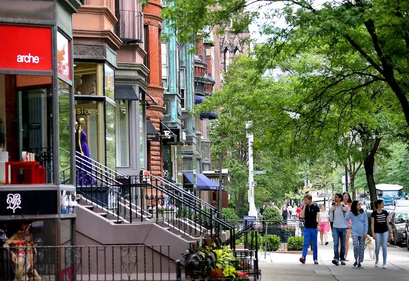 Boston abre a famosa Newbury Street para pedestres neste Verão