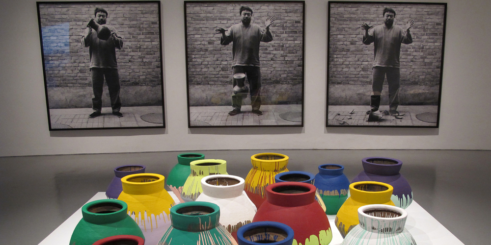 Cet homme casse un vase à 1 million de dollars Breakforbuzz